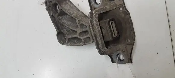 Renault Megane II Engine mount bracket