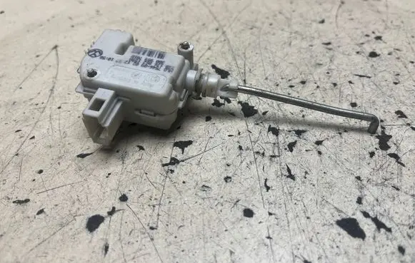 Volkswagen Golf IV Tailgate boot lock/latch motor 1J6862159A