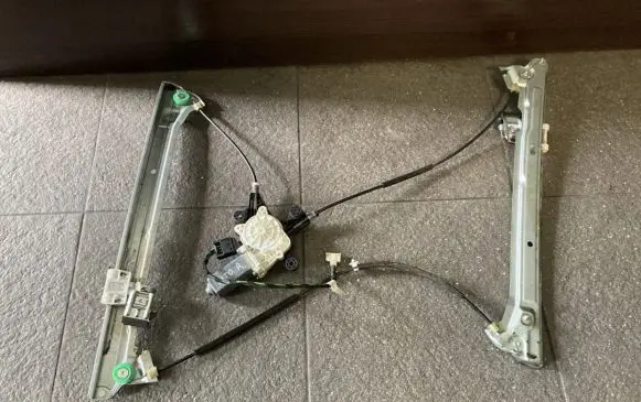 Mercedes-Benz Vito Viano W639 Front door electric window regulator 928794103