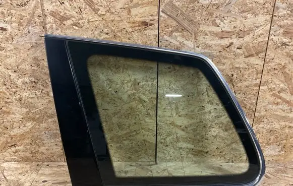 Volkswagen Touareg I Rear side window 7L6845297