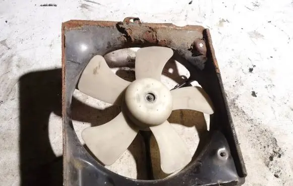 Toyota Avensis T220 Radiator cooling fan shroud