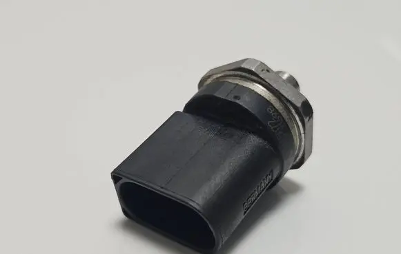 BMW 1 E82 E88 Fuel pressure regulator 7620946