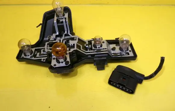 Volkswagen Touran I Tail light bulb cover holder 1T0945257A