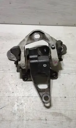 Mazda 3 III Engine mount bracket