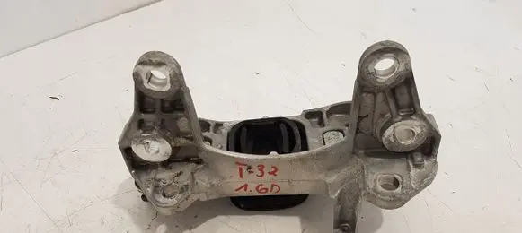 Nissan X-Trail T32 Engine mount bracket