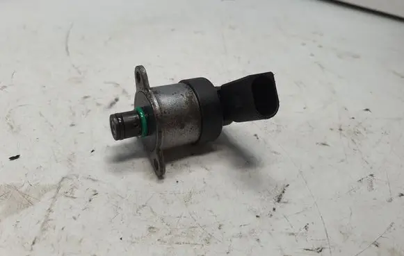 BMW 3 E90 E91 Fuel pressure regulator 0928400560 7787186 13517787186