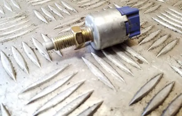 Toyota RAV 4 (XA20) Brake pedal sensor switch