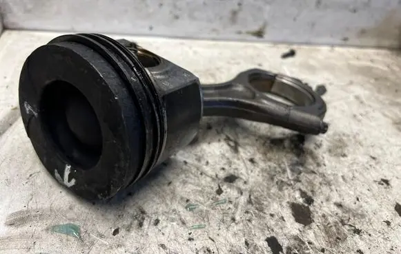 Subaru Outback Piston with connecting rod