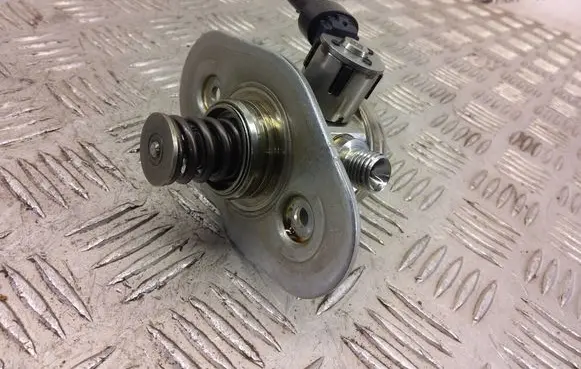 BMW 2 F22 F23 Fuel injection high pressure pump 7642466