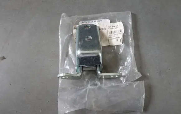 Toyota Avensis T270 Rear door lower hinge 687700H010