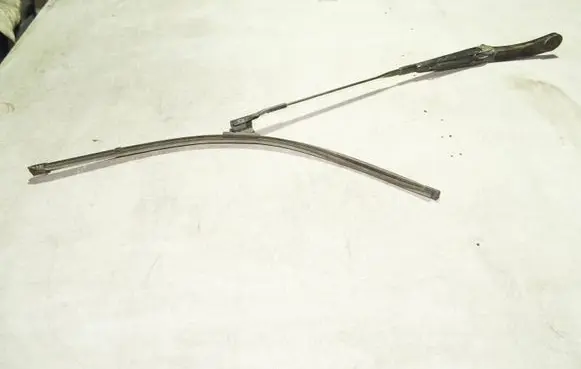 Front wiper blade arm