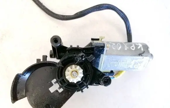 Mercedes-Benz C W203 Seat adjustment motor 0390201940 a2038202042