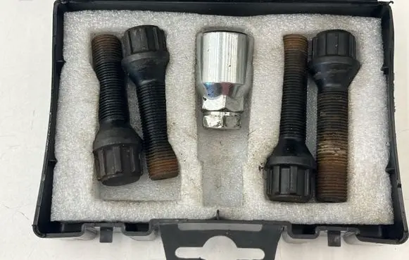 BMW 6 F06 Gran coupe Nuts/bolts UB543550