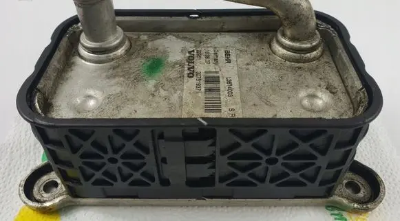 Volvo V70 Engine oil radiator 30751937
