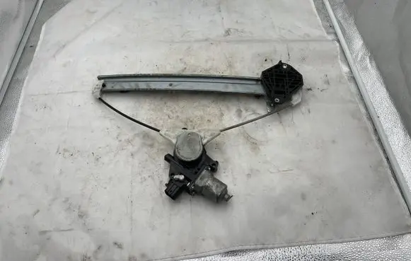 Subaru Forester SH Front door window regulator motor 909150