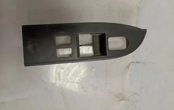 Suzuki Grand Vitara II Front door window switch trim 8372764J0