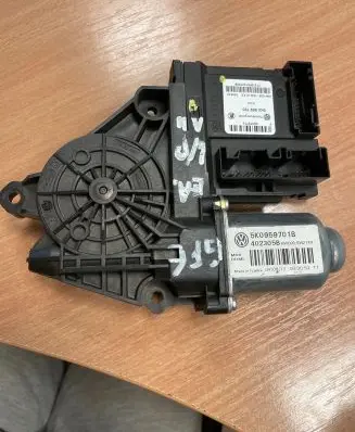 Volkswagen Caddy Front door window regulator motor 5K0959793 5K0959701B 71219051221528