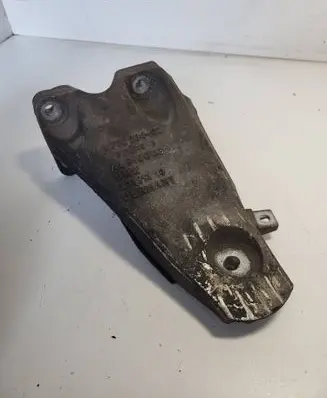 BMW 5 E60 E61 Engine mounting bracket 6770634
