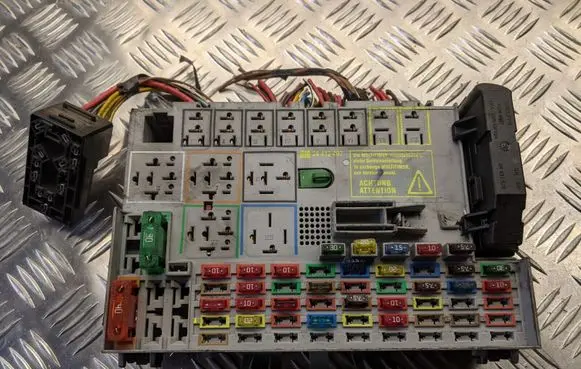 Opel Zafira A Fuse module 24412497