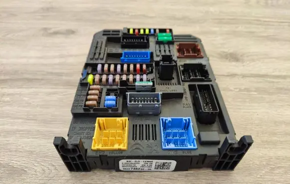 Citroen DS7 Crossback Fuse module 9822746280