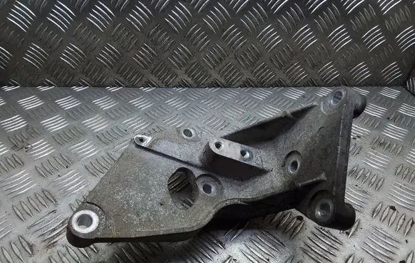 Nissan X-Trail T31 Engine mounting bracket