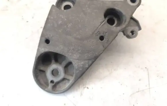 Engine mounting bracket