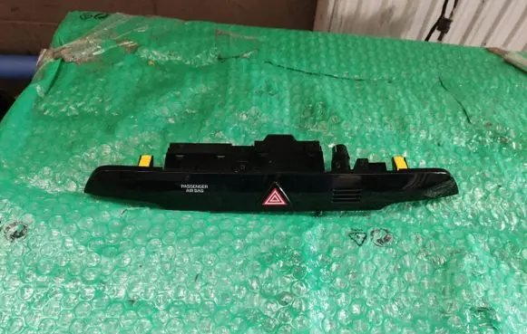 Hyundai Tucson TL Hazard light switch 93709D7100 93700D7100 1811130000797
