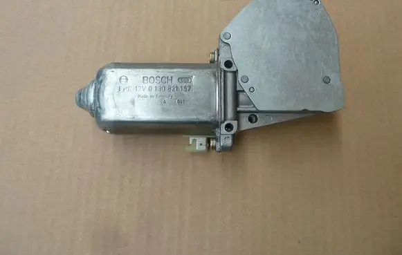 Peugeot 307 CC Front door window regulator motor 0130821157