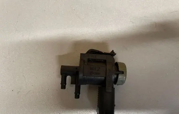 Volkswagen PASSAT B6 Vacuum valve 1J0906283C