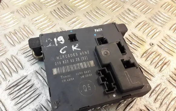 Mercedes-Benz CLS C219 Door control unit/module 2198200226 A2198200226