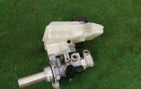 Skoda Octavia Mk3 (5E) Brake fluid reservoir 5Q1611301D