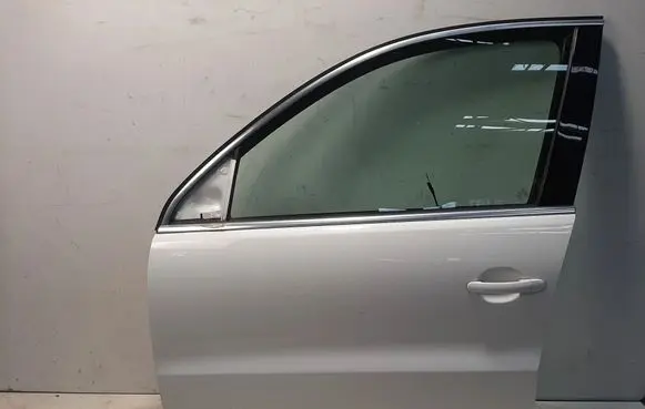 Volkswagen Tiguan Front door