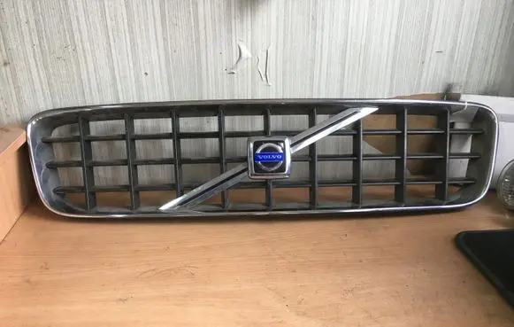 Volvo XC90 Front bumper upper radiator grill 8620641 08620587
