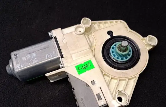 Land Rover Discovery 3 - LR3 Front door window regulator motor 0536010001