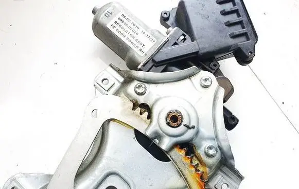 Toyota Verso Front door window regulator motor 698100F020