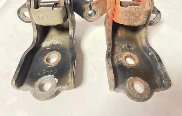 Chevrolet Captiva Front door upper hinge 06H27