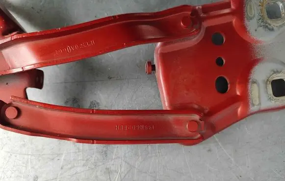 Engine bonnet/hood hinges