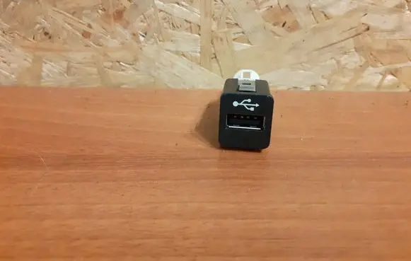 BMW 3 E90 E91 USB socket connector 9237656 8410923765601
