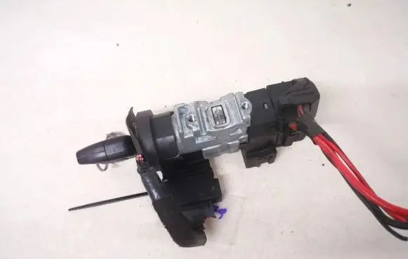 Volkswagen PASSAT B5 Ignition lock 4d0905851e