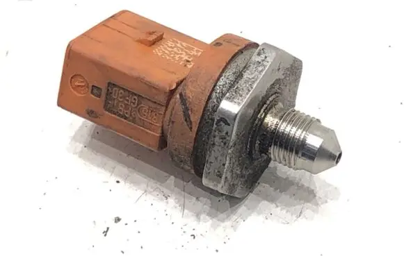 Audi A4 S4 B8 8K Fuel pressure regulator 