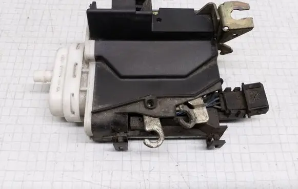 Audi A6 S6 C4 4A Front door lock 4A1837016D