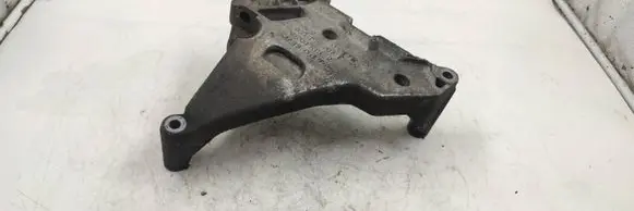 Engine mounting bracket