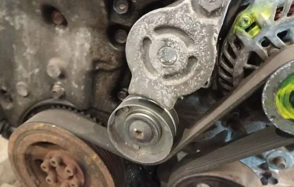 Mazda 3 II Generator/alternator belt tensioner