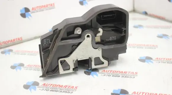 BMW X3 E83 Front door lock 7167073
