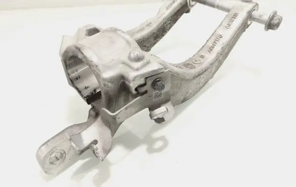 Volvo S90, V90 Lower shock absorber bracket 31681721