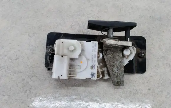 Peugeot 607 Tailgate lock latch 9656395580