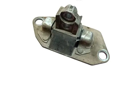 Volvo V70 Engine mount bracket