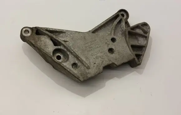 Volkswagen PASSAT B6 Engine mounting bracket 06J199207P