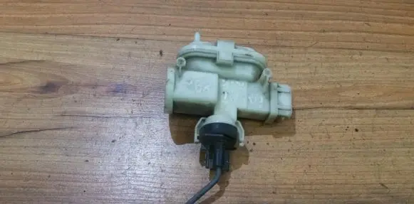 Volkswagen PASSAT B4 Central locking vacuum pump 357862153