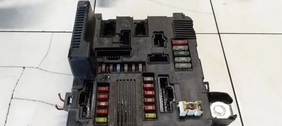 Renault Megane II Fuse box set 8200306033A S118399300J